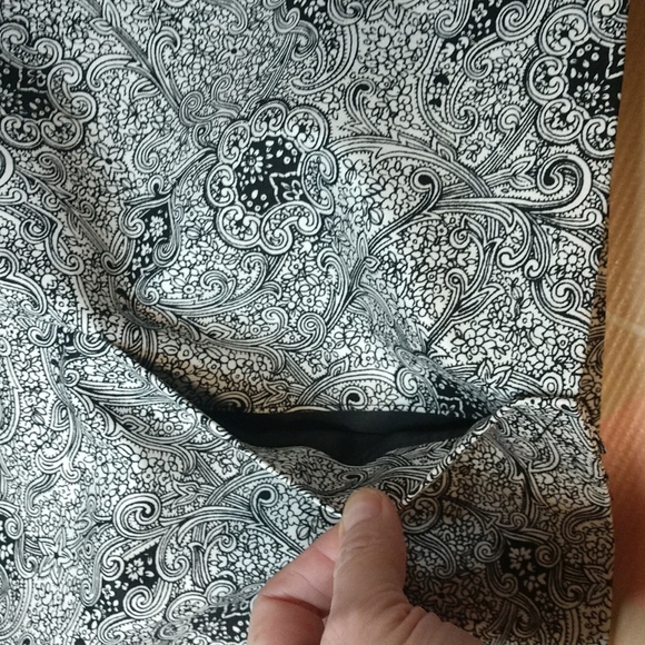 Liz Claiborne midi skirt. Size 8 - Picture 6 of 9